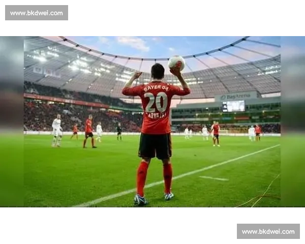 拜仁多特竞逐巴萨天才中场达维奇，红蓝军坚持回购条款