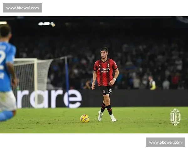 米兰官方发布 33 号巴特萨吉主题壁纸，红黑守护时刻在线